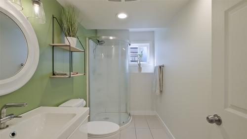 4741 Parkdale Crescent, Kelowna, BC - Indoor Photo Showing Bathroom