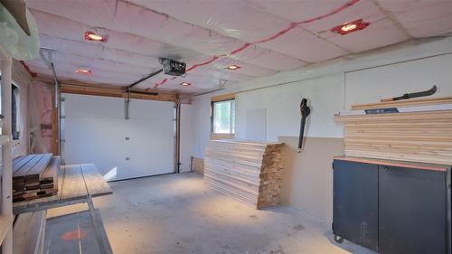 4741 Parkdale Crescent, Kelowna, BC - Indoor Photo Showing Garage