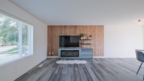 4741 Parkdale Crescent, Kelowna, BC - Indoor Photo Showing Living Room With Fireplace