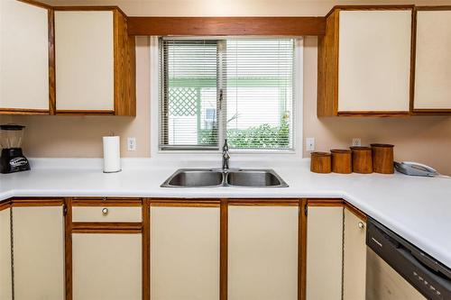 184-1255 Raymer Avenue, Kelowna, BC - Indoor Photo Showing Kitchen With Double Sink