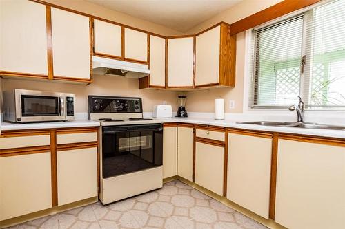 184-1255 Raymer Avenue, Kelowna, BC - Indoor Photo Showing Kitchen With Double Sink