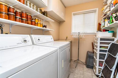 184-1255 Raymer Avenue, Kelowna, BC - Indoor Photo Showing Laundry Room