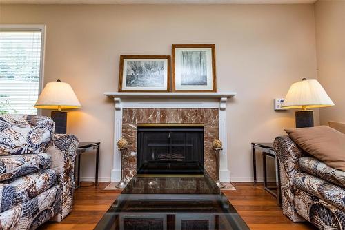 184-1255 Raymer Avenue, Kelowna, BC - Indoor Photo Showing Living Room With Fireplace