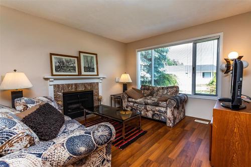 184-1255 Raymer Avenue, Kelowna, BC - Indoor Photo Showing Living Room With Fireplace