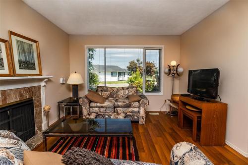 184-1255 Raymer Avenue, Kelowna, BC - Indoor Photo Showing Living Room With Fireplace