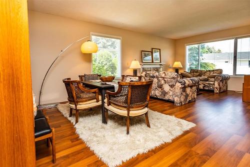 184-1255 Raymer Avenue, Kelowna, BC - Indoor Photo Showing Living Room