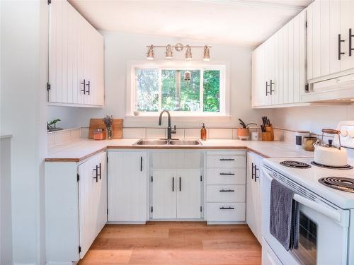 834 Ellis Avenue, Naramata, BC - Indoor Photo Showing Kitchen With Double Sink