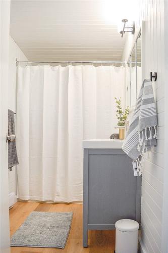 834 Ellis Avenue, Naramata, BC - Indoor Photo Showing Bathroom