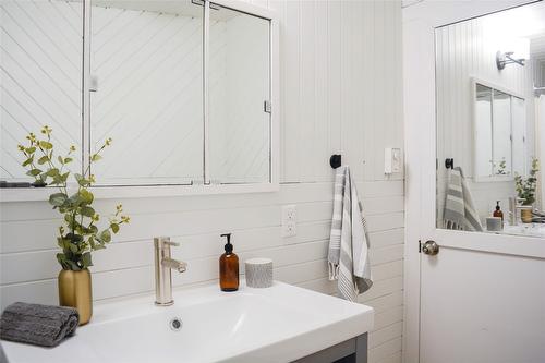 834 Ellis Avenue, Naramata, BC - Indoor Photo Showing Bathroom