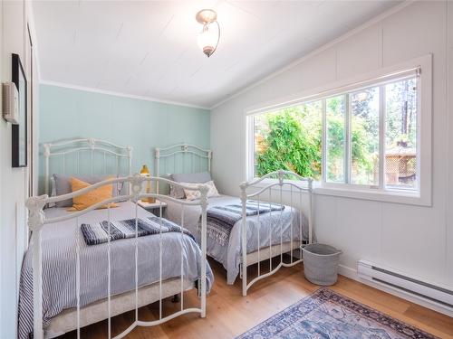 834 Ellis Avenue, Naramata, BC - Indoor Photo Showing Bedroom