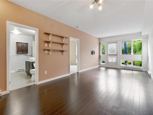 207-99 Chapel St, Nanaimo, BC - Indoor Photo Showing Living Room