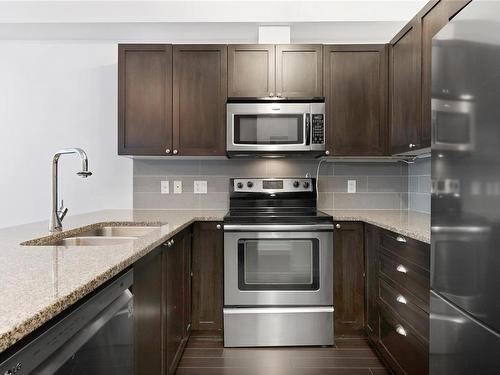 207-99 Chapel St, Nanaimo, BC - Indoor Photo Showing Kitchen With Double Sink With Upgraded Kitchen