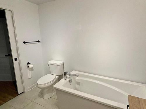 Salle de bains - 3-600 Rue St-Charles S., Granby, QC - Indoor Photo Showing Bathroom