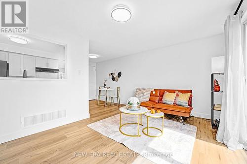 111 Nathan Crescent, Barrie (Painswick South), ON - Indoor Photo Showing Living Room