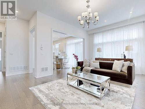 3 Read Street, Aurora, ON - Indoor Photo Showing Living Room