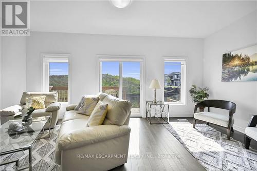 3955 Crown Street, Lincoln, ON - Indoor Photo Showing Living Room