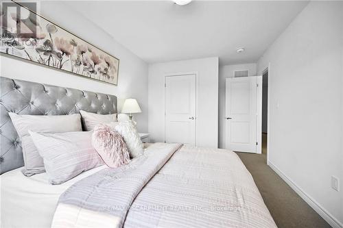 3955 Crown Street, Lincoln, ON - Indoor Photo Showing Bedroom