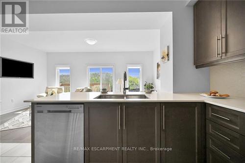 3955 Crown Street, Lincoln, ON - Indoor Photo Showing Kitchen With Double Sink