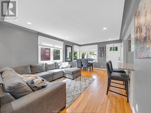 840 Janisse Drive, Windsor, ON - Indoor Photo Showing Living Room