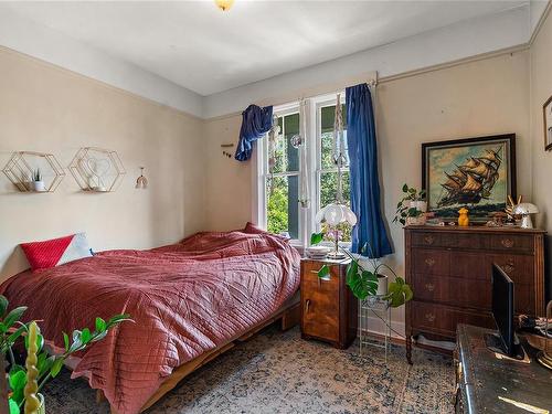 2538 Fernwood Rd, Victoria, BC - Indoor Photo Showing Bedroom