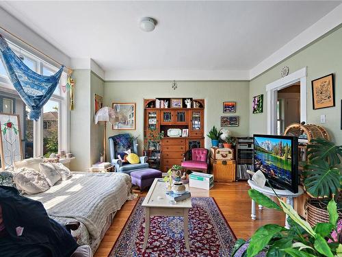 2538 Fernwood Rd, Victoria, BC - Indoor Photo Showing Bedroom