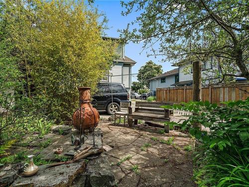 2538 Fernwood Rd, Victoria, BC - Outdoor