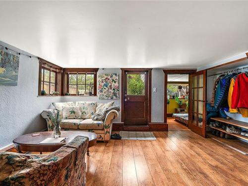 2538 Fernwood Rd, Victoria, BC - Indoor Photo Showing Living Room