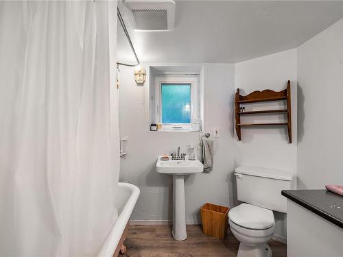 2538 Fernwood Rd, Victoria, BC - Indoor Photo Showing Bathroom