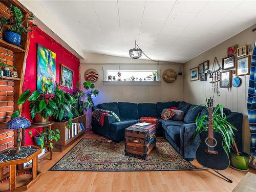 2538 Fernwood Rd, Victoria, BC - Indoor Photo Showing Living Room