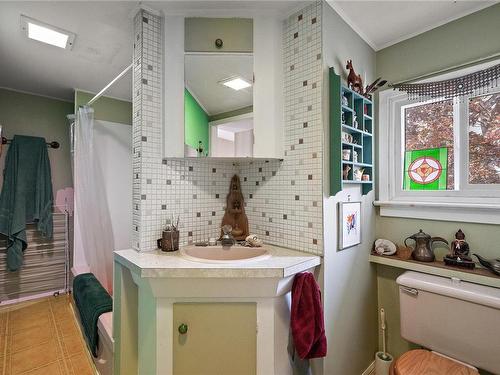 2538 Fernwood Rd, Victoria, BC - Indoor Photo Showing Bathroom