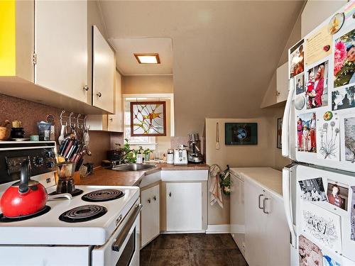 2538 Fernwood Rd, Victoria, BC - Indoor Photo Showing Kitchen