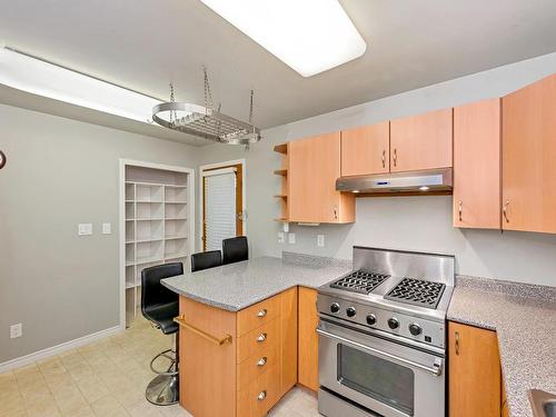 1-9875 Third St, Sidney, BC - Indoor Photo Showing Kitchen