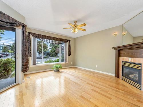 1-9875 Third St, Sidney, BC - Indoor Photo Showing Living Room With Fireplace