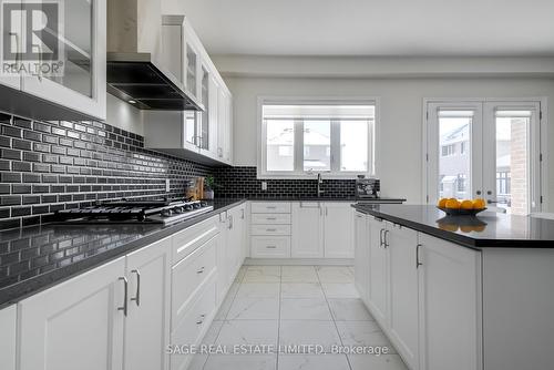 3 Joiner Circle, Whitchurch-Stouffville, ON - Indoor Photo Showing Kitchen With Upgraded Kitchen