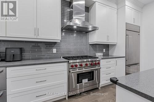 9378 Bayview Avenue, Richmond Hill, ON - Indoor Photo Showing Kitchen With Upgraded Kitchen