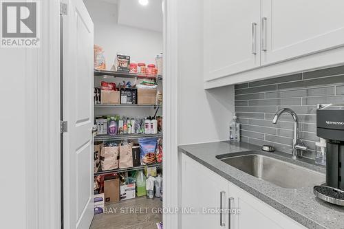 9378 Bayview Avenue, Richmond Hill, ON - Indoor Photo Showing Kitchen