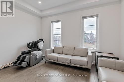 9378 Bayview Avenue, Richmond Hill, ON - Indoor Photo Showing Living Room
