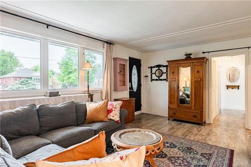 21 Sunning Hill Avenue, Hamilton, ON - Indoor Photo Showing Living Room