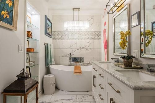 21 Sunning Hill Avenue, Hamilton, ON - Indoor Photo Showing Bathroom