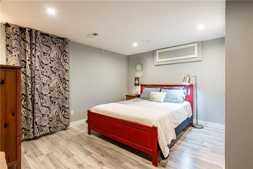 21 Sunning Hill Avenue, Hamilton, ON - Indoor Photo Showing Bedroom