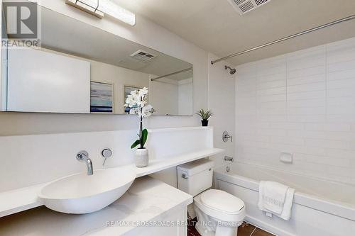 3710 - 15 Fort York Boulevard, Toronto, ON - Indoor Photo Showing Bathroom