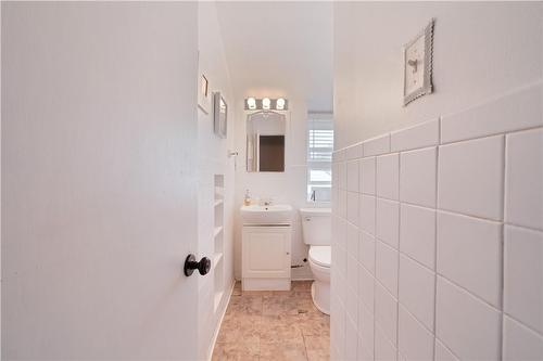 102 First Street N, Stoney Creek, ON - Indoor Photo Showing Bathroom