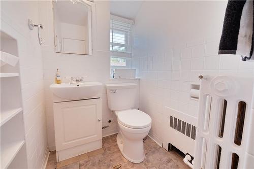 102 First Street N, Stoney Creek, ON - Indoor Photo Showing Bathroom