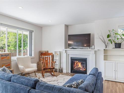 909 Boardwalk Ave, Nanaimo, BC - Indoor Photo Showing Living Room With Fireplace