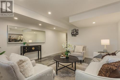 111 Brightsview Drive, Richmond Hill, ON - Indoor Photo Showing Living Room