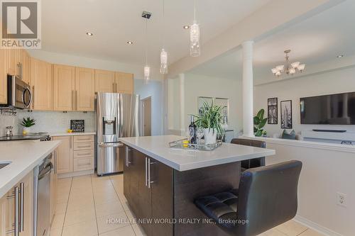 111 Brightsview Drive, Richmond Hill, ON - Indoor Photo Showing Kitchen With Upgraded Kitchen