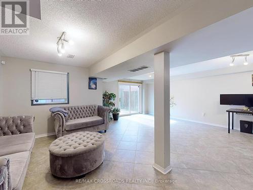 143 Millcliff Circle, Aurora, ON - Indoor Photo Showing Living Room