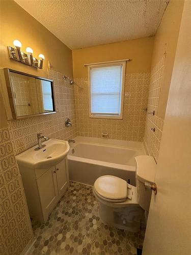 522 7Th Street, Brandon, MB - Indoor Photo Showing Bathroom