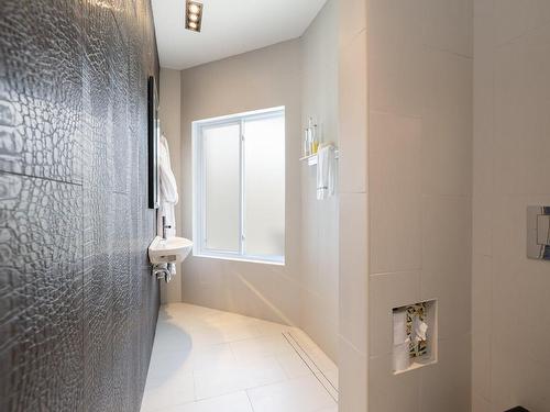 Salle de bains attenante Ã  la CCP - 227 Ch. Du Fleuve, Pointe-Des-Cascades, QC - Indoor Photo Showing Bathroom