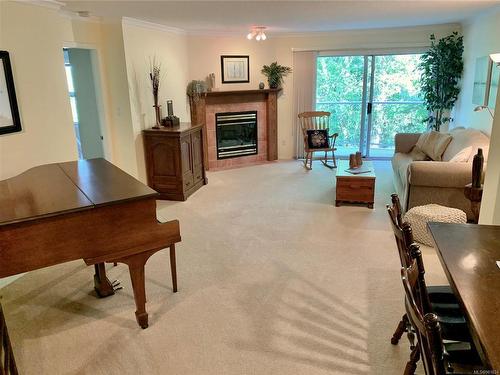 203B-3000 Oak St, Chemainus, BC - Indoor With Fireplace